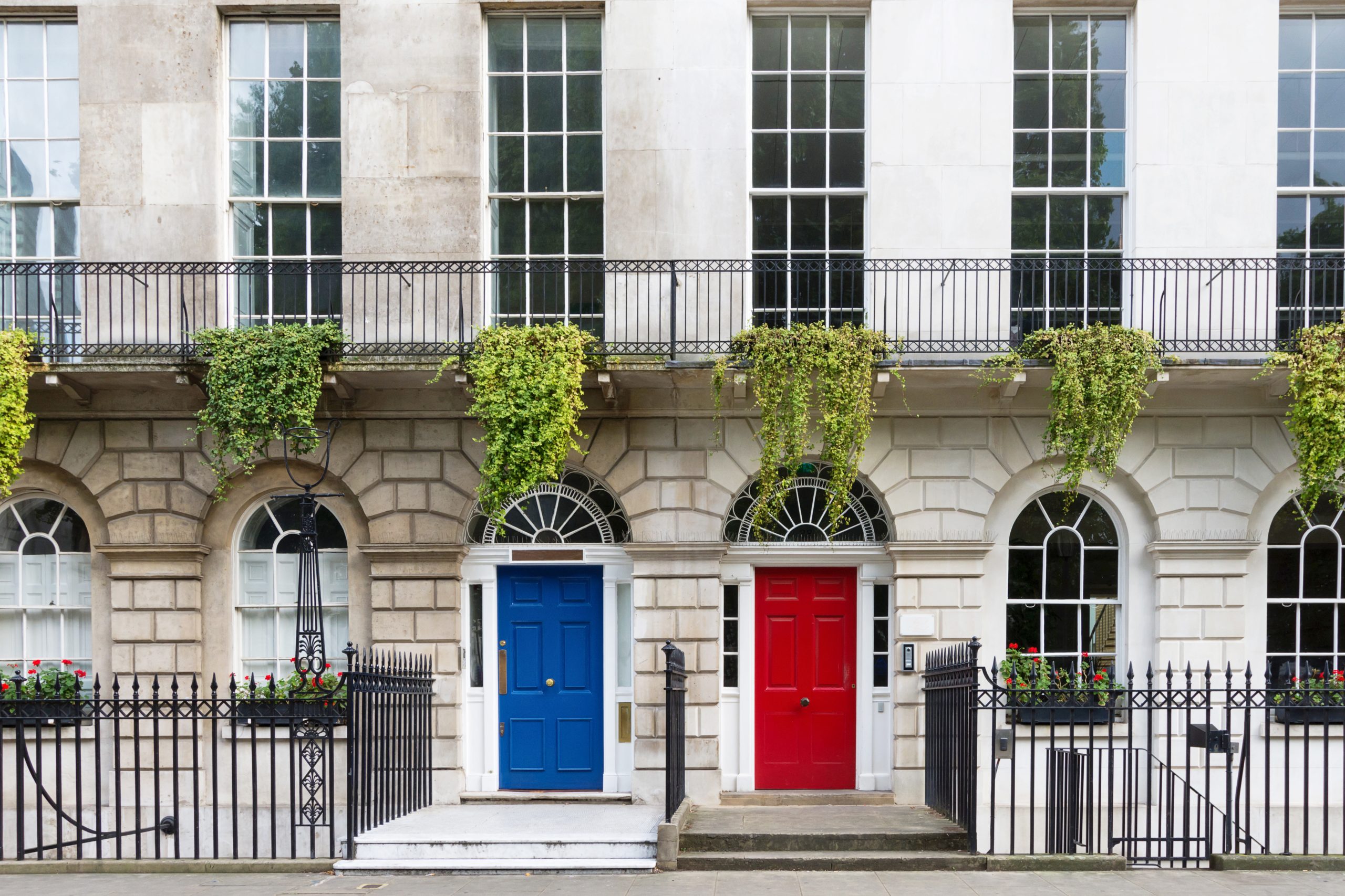 Town house with red and blue door, London, UK Fineo Vacuum Glazing Cambridgeshire