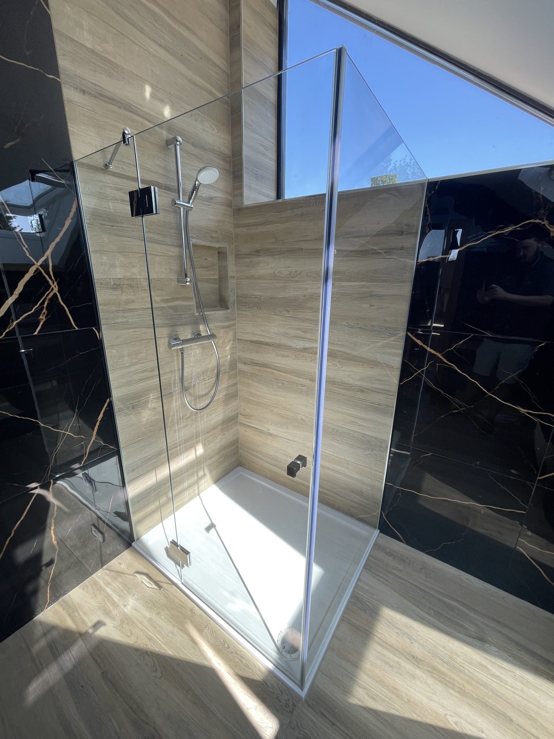 Frameless glass shower screen