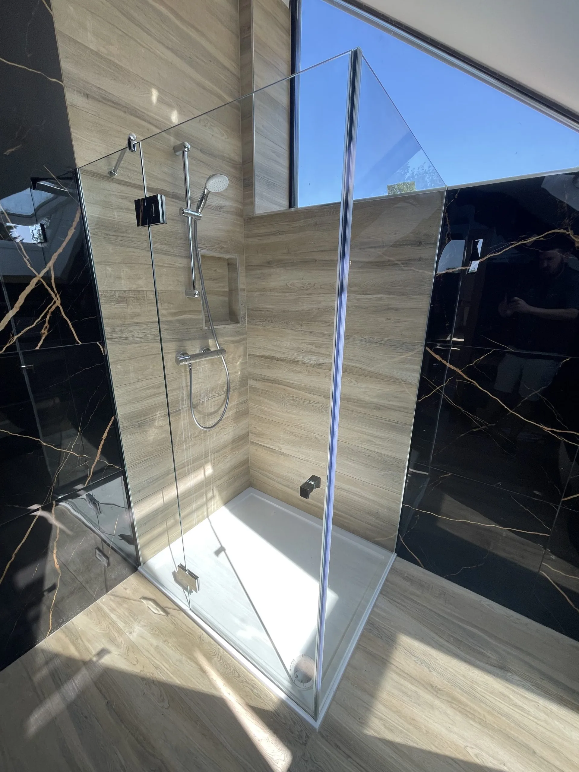 Frameless glass shower screen