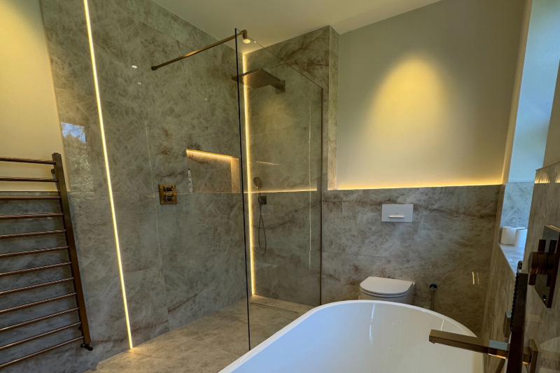 Frameless shower screen Cambridge 090226 Frameless Glass Shower Screen Cambridgeshire